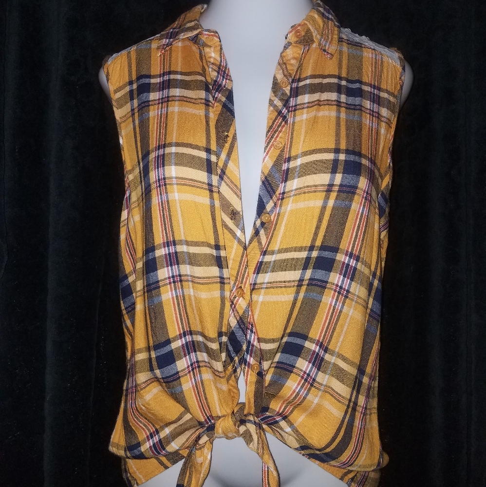 3 for $15 Sleeveless front tie with lace. Rue21 XL